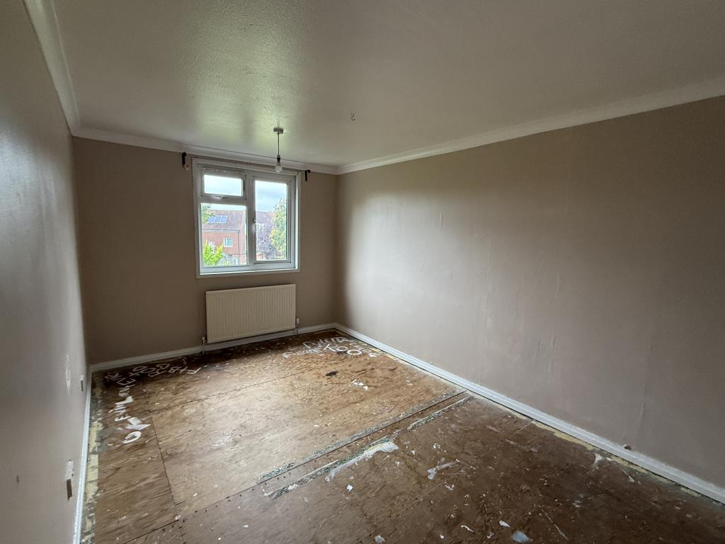 Lot: 65 - HOUSE IN NEED OF IMPROVEMENT - Bedroom 1 in House in Need of Improvement